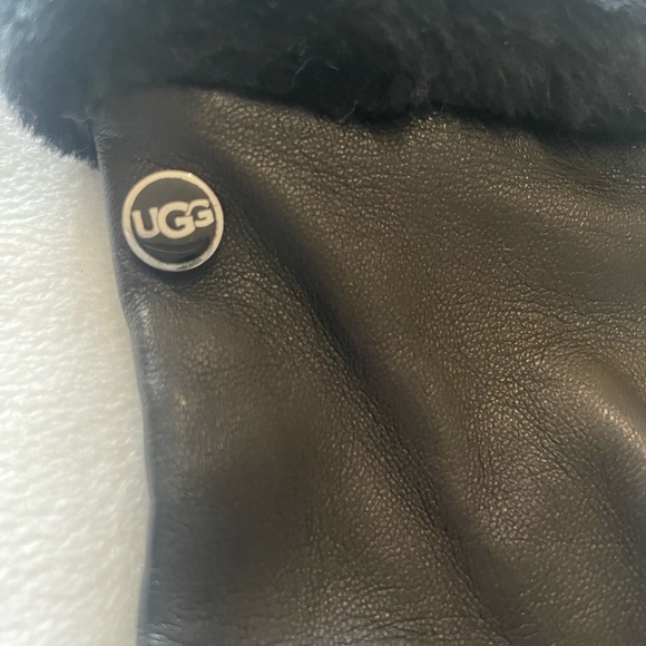 Women’s UGG Leather Gloves - Picture 3 of 5